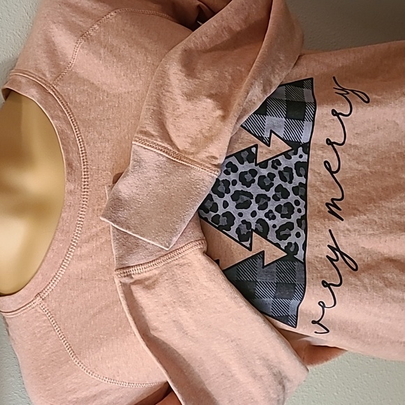 "Very Merry" pajama top size medium - Picture 5 of 10